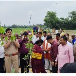 सीतापुर में एक पेड़ मां के नाम अभियान शुरू ।   नगर विकास मंत्री और एसडीएम समेत अधिकारियों ने किया 2000 पौधों का रोपण। कई नेता रहे मौजूद