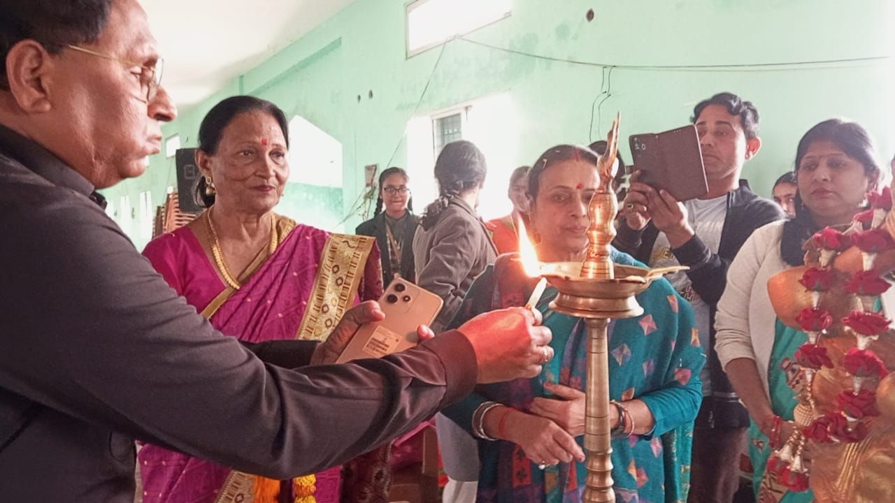 नेहरू बालोद्यान जौनपुर में आयोजित हुआ स्पीक मैके का कार्यक्रम,  अनेक राष्ट्रीय पुरस्कारों से सम्मानित श्री मती उर्मिला श्रीवास्तव ने भारती संस्कृत से ओत प्रोत भोजपुरी के कजरी, मीरजापुरी लोकगीत आदि से शमा बांध दिया 