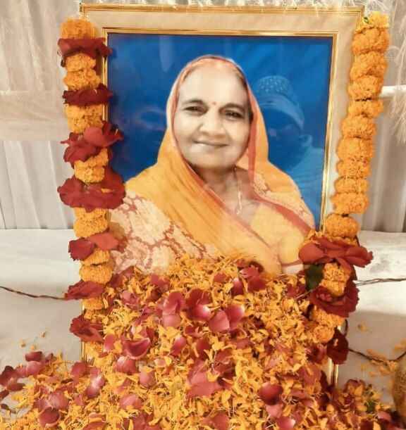 स्व. कालिंदी पाण्डेय जी एक आदर्श महिला थी, उनका आशीर्वाद हम सभी को बराबर मिलता था- संजय पांडेय सरस  13वीं के कार्यक्रम में पहुंचे प्रमुख राष्ट्रीय महासचिव व अनेक गण मान्य व्यक्ति