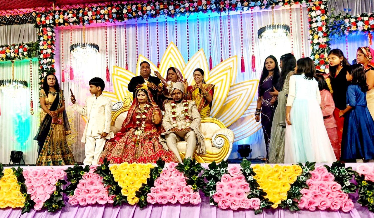 इशिता उपाध्याय संग अभिषेक द्विवेदी रमन के “परिणय सूत्र बंधन” अवसर पर आइडियल जर्नलिस्ट एसोसिएशन के प्रमुख राष्ट्रीय महासचिव संजय पांडे सरस ने मित्रों के साथ दी शुभकामनाएं